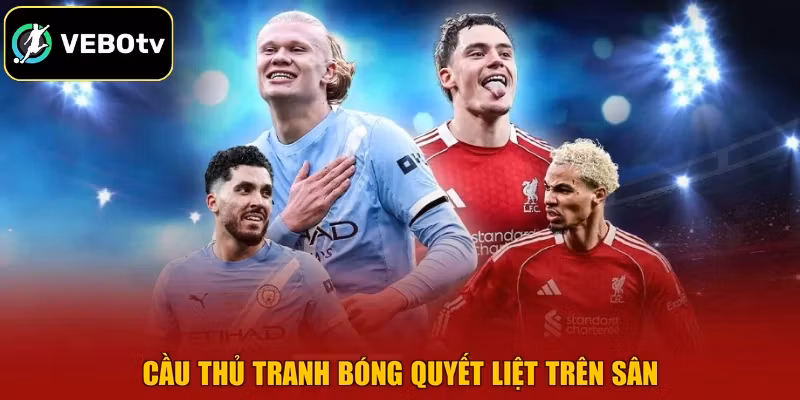 Cầu thủ tranh bóng quyết liệt trên sân