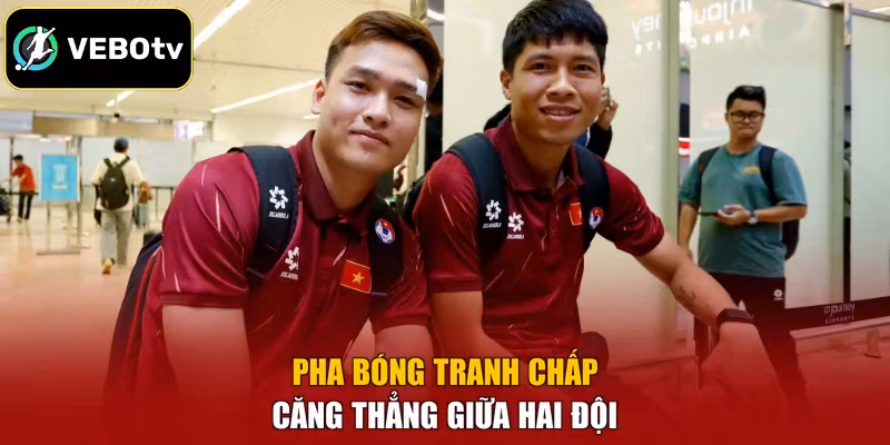 Pha bóng tranh chấp căng thẳng giữa hai đội