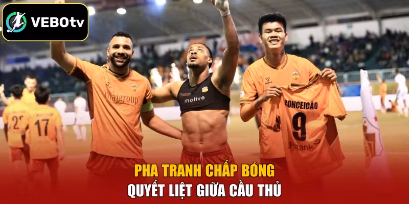 Pha tranh chấp bóng quyết liệt giữa cầu thủ