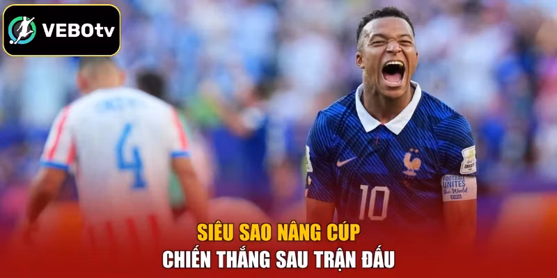 Siêu sao nâng cúp chiến thắng sau trận đấu
