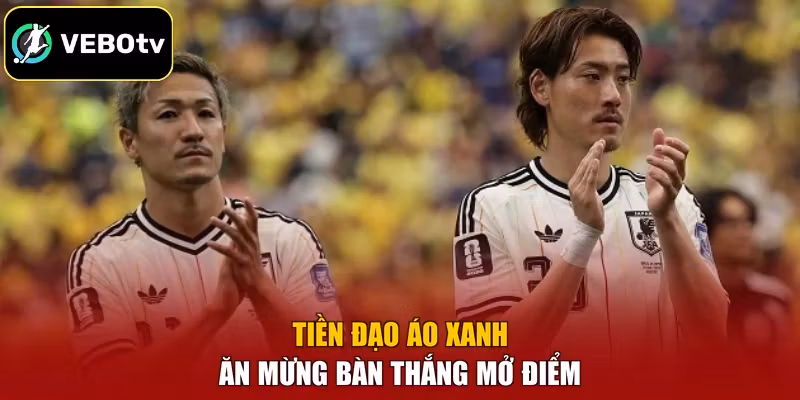 Tiền đạo áo xanh ăn mừng bàn thắng mở điểm
